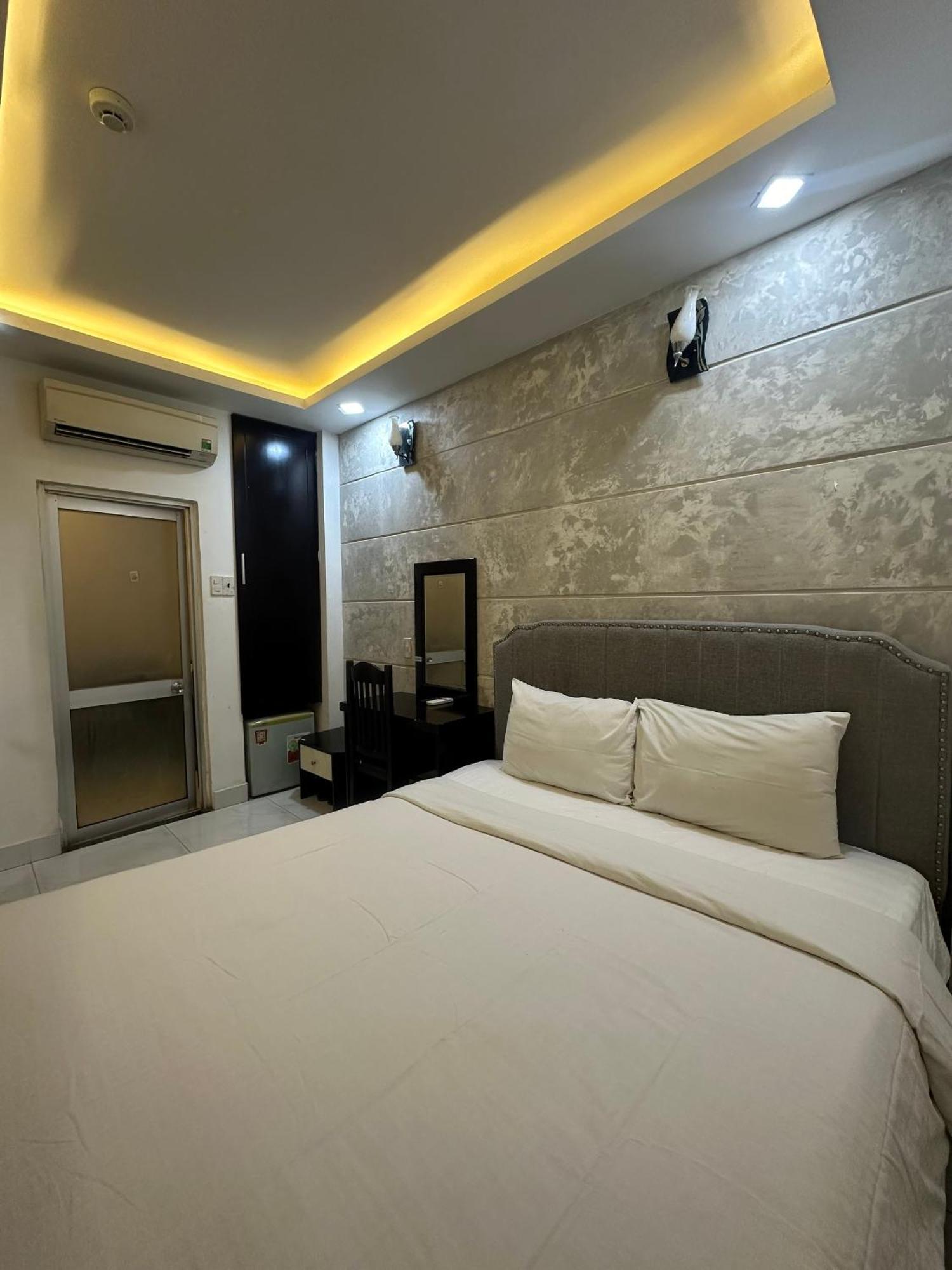 Ya Sai Gon Bui Vien Walking Street Hotel